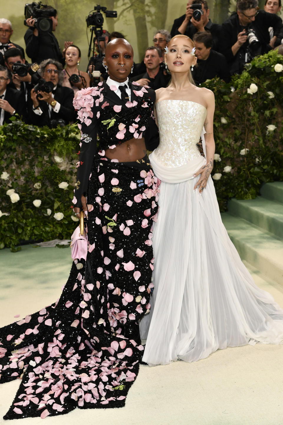 Cynthia Erivo, izquierda, y Ariana Grande llegan a la gala benéfica del Instituto del Vestido del Museo Metropolitano de Arte para celebrar la inauguración de la exposición "Sleeping Beauties: Reawakening Fashion" el lunes 6 de mayo de 2024, en Nueva York. (Foto Evan Agostini/Invision/AP)