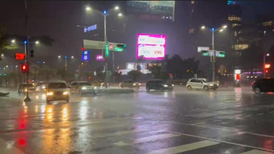 高雄市區昨晚降下驚人雨量。（圖／民眾提供）