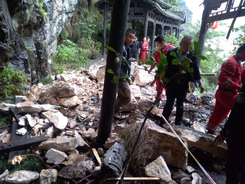 圖為台灣旅行團10月15日上午在中國湖北省宜昌市三峽景區遭遇落石資料照。（中央社）