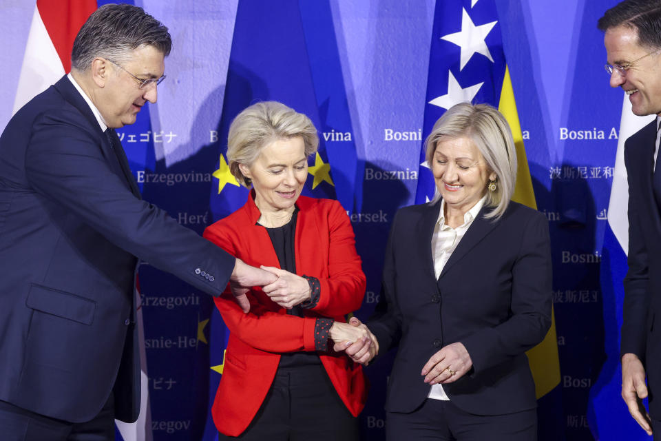 President of the Council of Ministers of Bosnia and Herzegovina Borjana Kristo, 2nd right, poses with the Prime Minister of the Croatia, Andrej Plenkovic, left, European Commission President Ursula von der Leyen, 2nd left and Prime Minister of the Netherlands, Mark Rutte, prior to their meeting in Sarajevo, Bosnia, Tuesday, Jan. 23, 2024. (AP Photo/Armin Durgut)