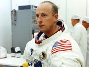 Auch Pete Conrad hätte der erste Mann auf dem Mond werden können. Durch eine kurzfristige Zusatzmission verschob sich sein Einsatz jedoch nach hinten. Er nahm es mit Humor: Als er als Teil von Apollo 12 am 19. November 1969 als dritter Mann den Mond betrat, sagte er: "Hoppla! Mann, das war vielleicht für Neil ein kleiner Schritt, aber ein großer für mich!" (Bild: NASA / Public Domain)