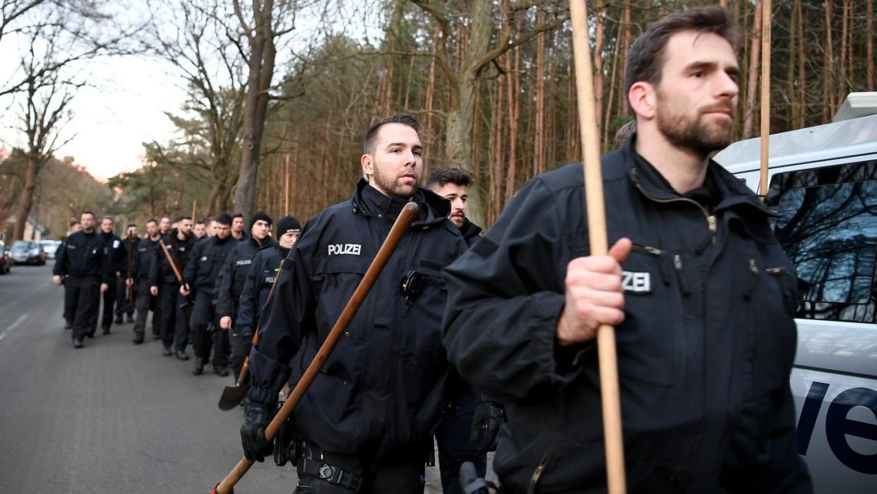 Berliner Polizisten brechen bei Einbruch der Dunkelheit die Suche nach der vermissten Rebecca in einem Waldstück ab. Foto: Britta Pedersen