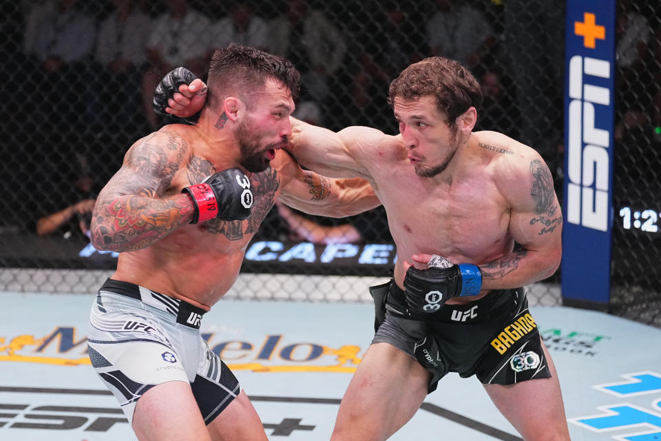 LAS VEGAS, NEVADA – 15 DE JULIO: (RL) Melsik Baghdasaryan de Armenia golpea a Tucker Lutz en su pelea de peso pluma durante UFC Fight Night en UFC APEX el 15 de julio de 2023 en Las Vegas, Nevada.  (Foto de Jeff Bottari/Zuffa LLC a través de Getty Images)