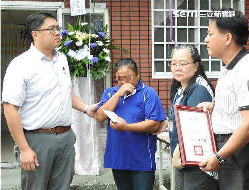 松姓男童生前就讀幼稚園大班，學校校長帶來他來不及領的畢業證書，由男童母親(中)接下。（圖／翻攝畫面）