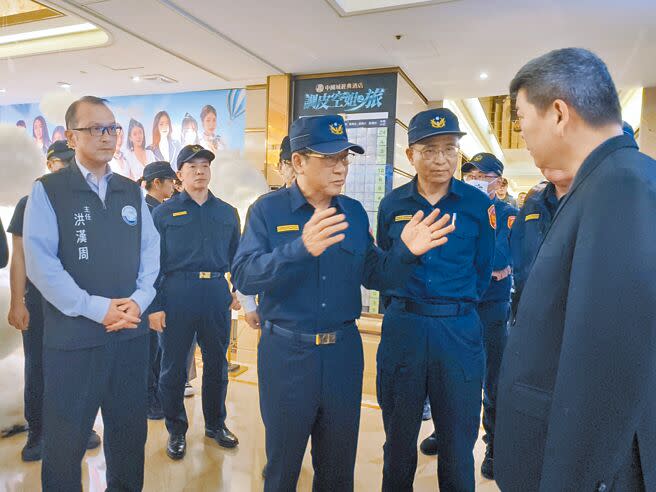 桃園市警察局展開為期1個月的「雷霆除暴專案」，警察局長吳坤旭（中）29日深夜帶隊到酒店臨檢，要求業者若發現不法要告知警方。（賴佑維攝）