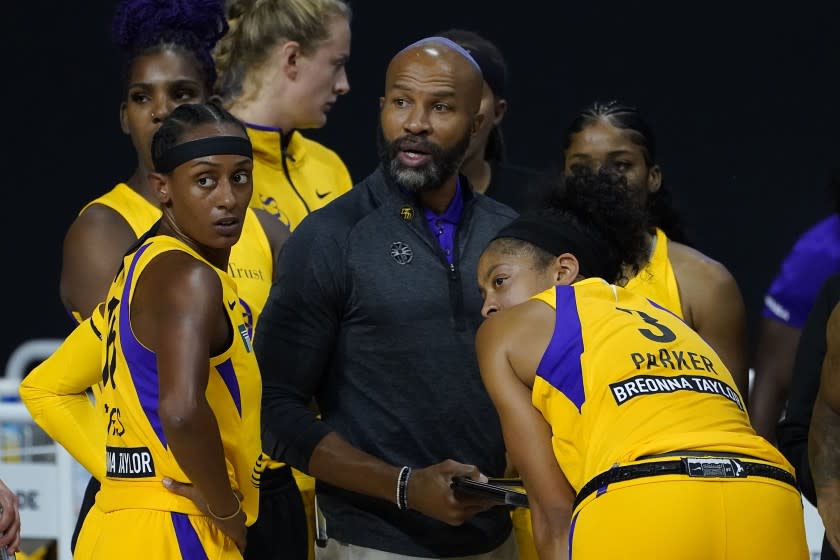 Los Angeles Sparks head coach Derek Fisher talks to guard Brittney Sykes (15) and forward Candace Parker.