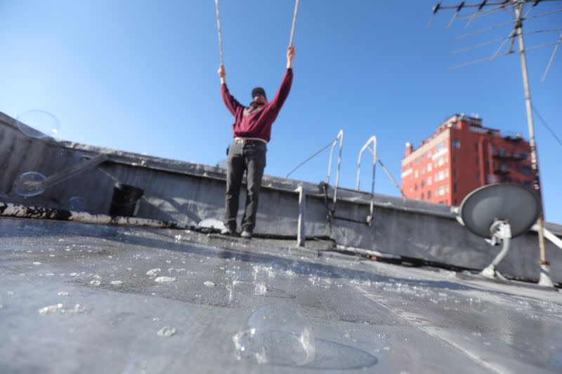 'Bubble man' roams San Francisco streets, bringing joy