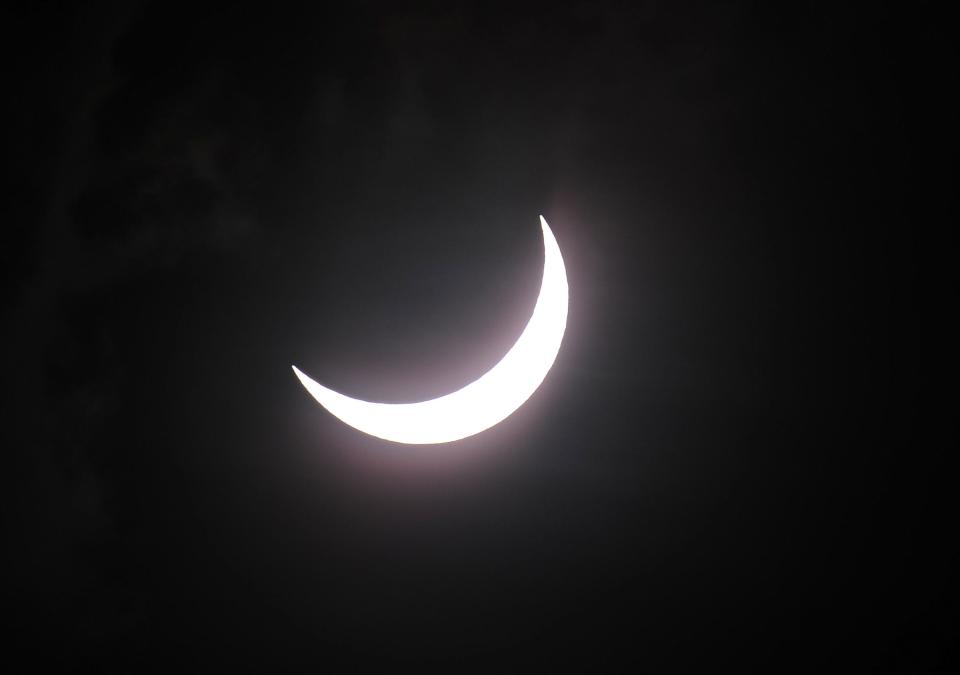 PALM COVE, AUSTRALIA - NOVEMBER 14: Near totality is seen during the solar eclipse at Palm Cove on November 14, 2012 in Palm Cove, Australia. Thousands of eclipse-watchers have gathered in part of North Queensland to enjoy the solar eclipse, the first in Australia in a decade. (Photo by Ian Hitchcock/Getty Images)