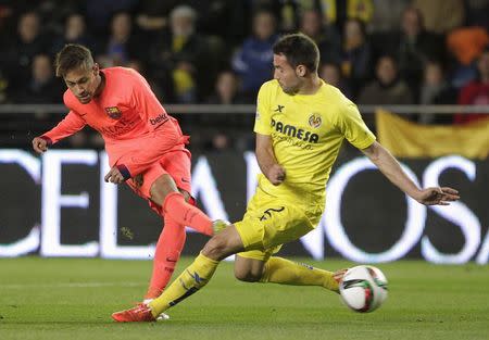 Barcelona's Neymar (L) kicks the ball next to Villarreal's Mario Gaspar during their Spanish King's Cup semi-final second leg soccer match at the Madrigal stadium in Villarreal, March 4, 2015. REUTERS/Heino Kalis