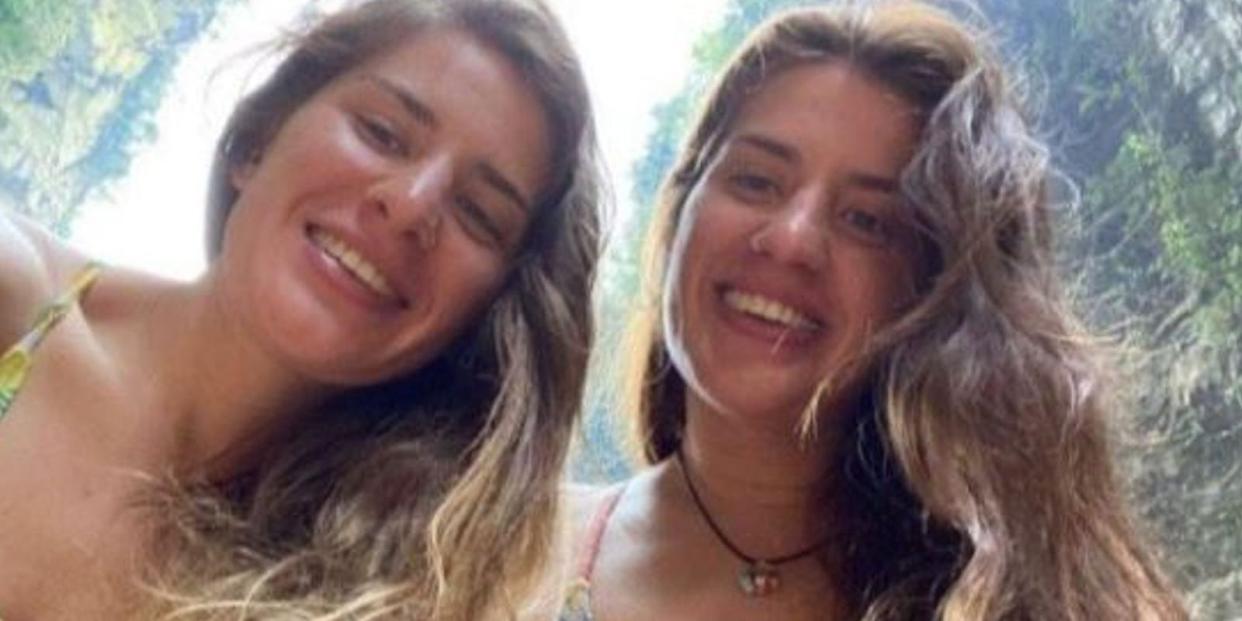 Twin sisters pose for selfies in Mexico