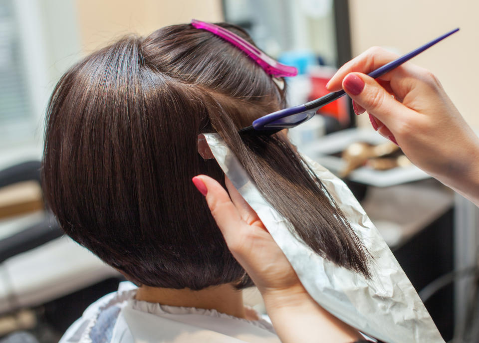 De acuerdo con los científicos el riesgo resulta mucho mayor para las mujeres que solían tratar de manera regular sus cabellos con tintes o alisadores químicos. (Foto Getty Creative)