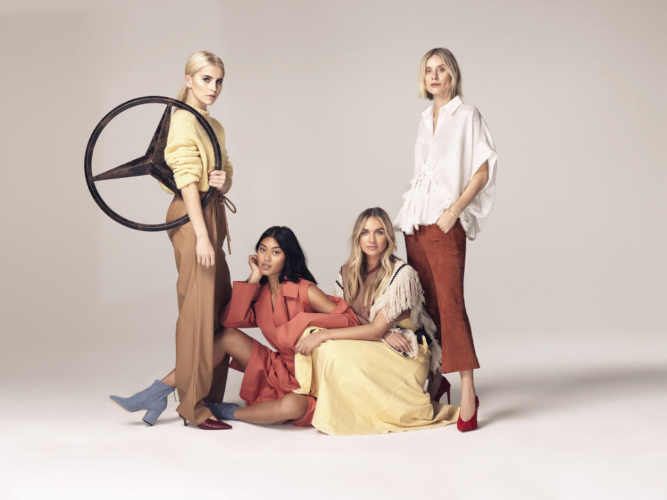 Caro: Pullover Dorothee Schumacher, Hose Celia Valverde / Anuthida: Mantel Dorothee Schumacher / Nina: Oberteil und Rock Dorothee Schumacher / Lisa: Bluse Steven Tai, Hose Dorothee Schumacher. (Bild: Mercedes Benz)