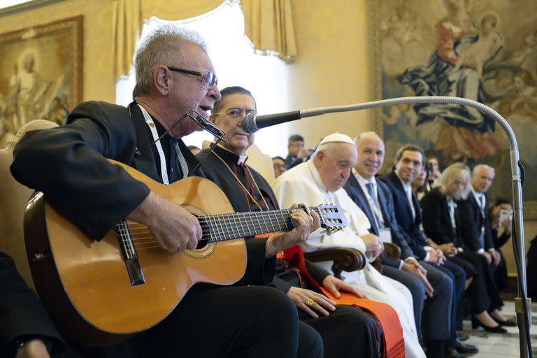 León Giego le cantó "Solo le pido a Dios" al Papa Francisco en el Vaticano