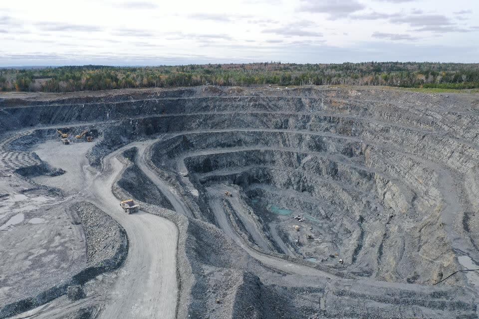 The former Touquoy mine in Moose River, N.S. Two companies, Atlantic Mining and Natural Forces, are exploring the possibility of turning the mine's open pit into what they're calling a 'renewable energy hub.' (Steve Lawrence/CBC - image credit)