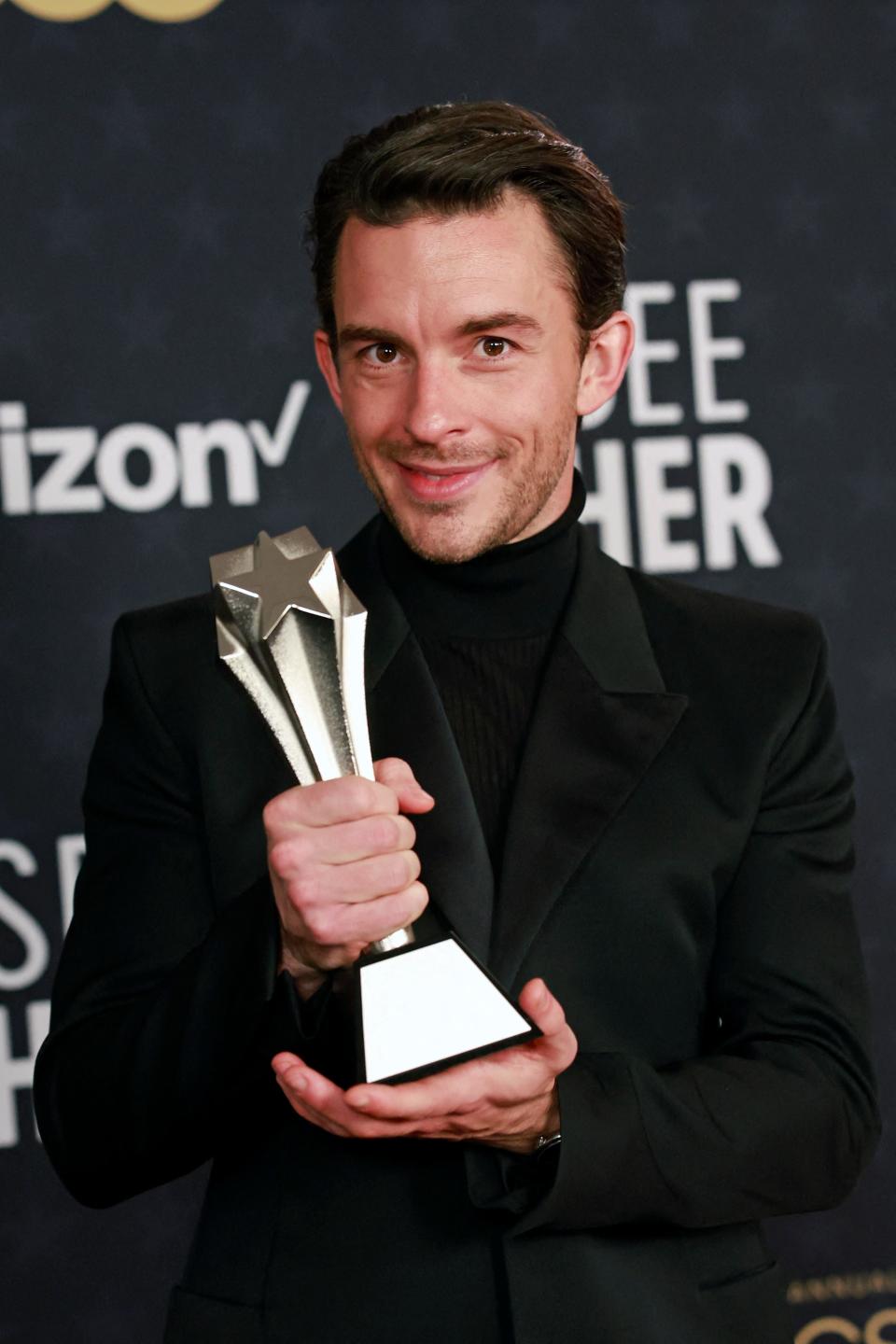 Jonathan Bailey poses with his best supporting actor in a limited series award.