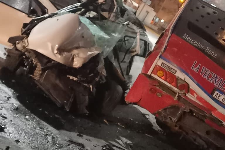 Choque fatal entre un auto y un colectivo