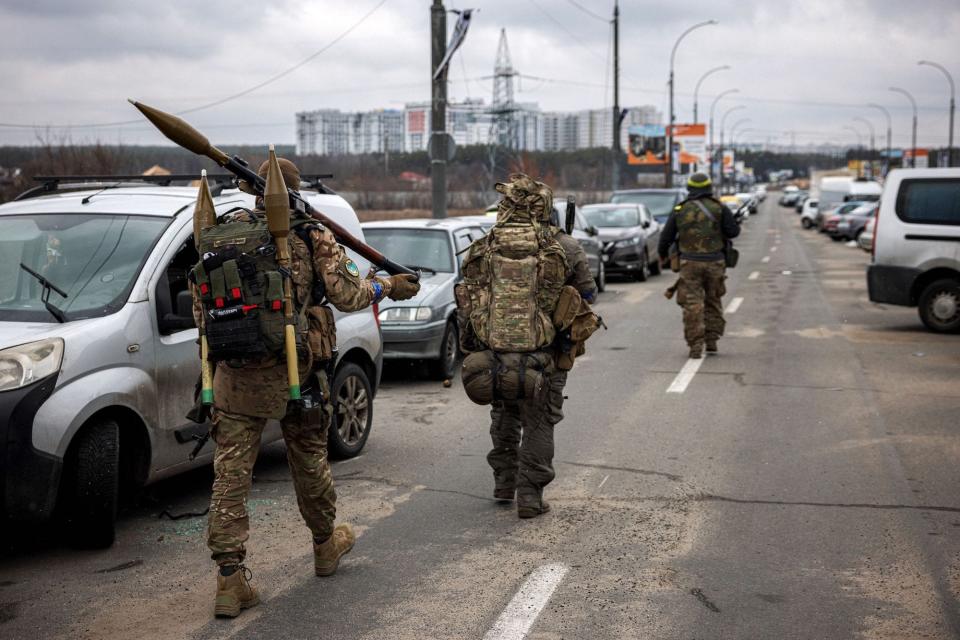 Ukraine troops soldiers RPG sniper rifles Irpin