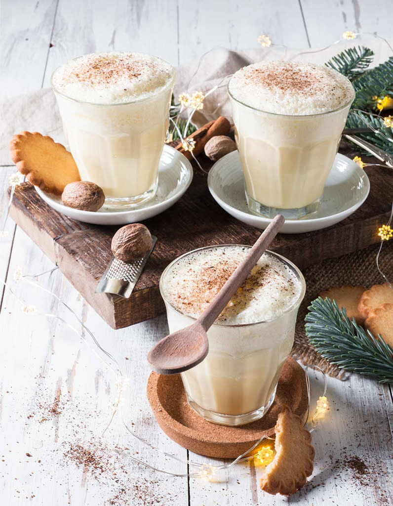 <p>L’Eggnog ou lait de poule en québécois, est un cocktail à base de lait, crème, sucre, œufs et cannelle. Cette boisson festive est souvent mélangée à de l’alcool, le soir de Noël en Amérique du Nord. On la trouve même en brique prête à être consommée dans tous les supermarchés aux États-Unis et au Canada. L’Eggnog au rhum était notamment l’une des boissons favorites du président George Washington. </p><p>Découvrir la recette <a href="https://cookandcrunch.com/lait-de-poule-ou-eggnog/" rel="nofollow noopener" target="_blank" data-ylk="slk:ici;elm:context_link;itc:0;sec:content-canvas" class="link ">ici</a></p><br>