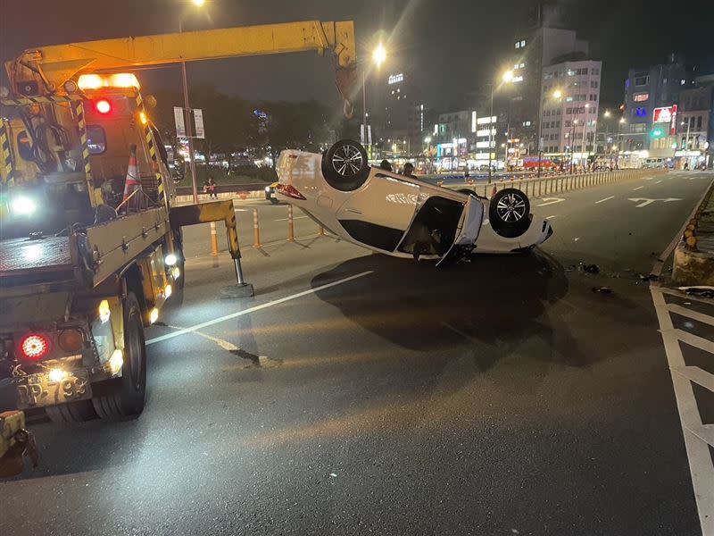 基隆一輛白色小客車自撞分隔島翻覆。（圖／翻攝畫面）