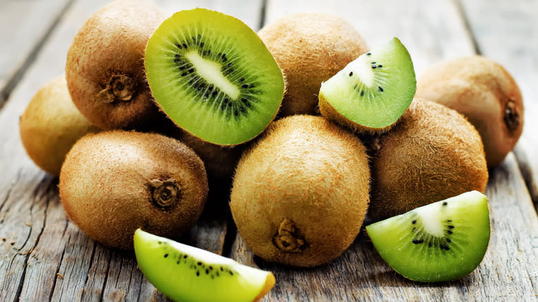 Sliced and whole green kiwis