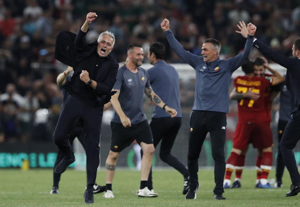 El entrenador de AS Roma, José Mourinho, celebra después de ganar la Europa Conference League. (Foto: REUTERS/Bernadett Szabo)