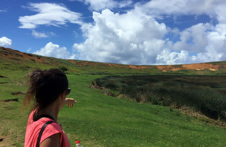 Tahira Edmunds, conservacionista local, señala un área casi seca de la laguna Rano Raraku en Isla de Pascua, en Chile. Febrero 13, 2019. REUTERS/Marion Giraldo