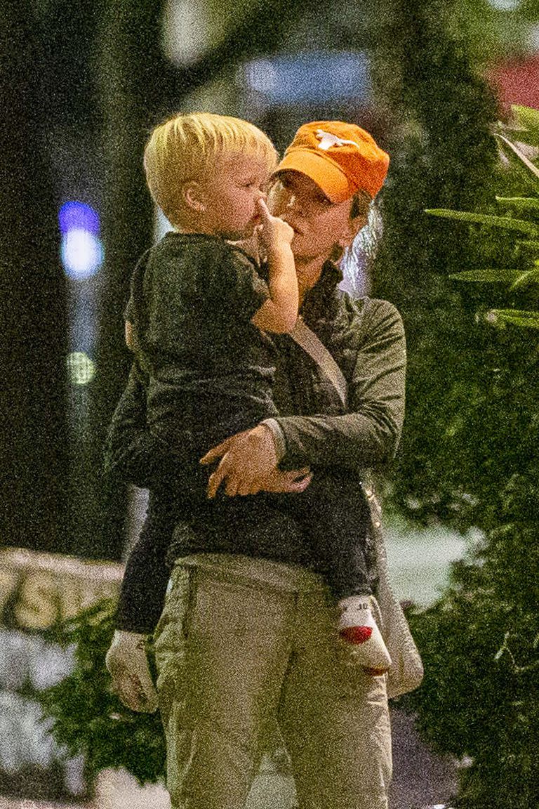 Renee Zellweger, su novio Ant Anstead, y el hijo del conductor, Hudson, salieron a cenar en Louisiana, y a la actriz se la vio con el pequeño en brazos