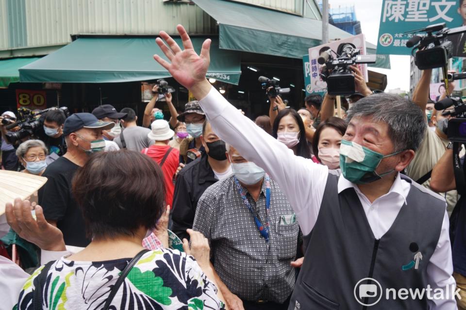 民進黨台北市長參選人陳時中到木柵市場掃街拜票。   圖：張良一/攝