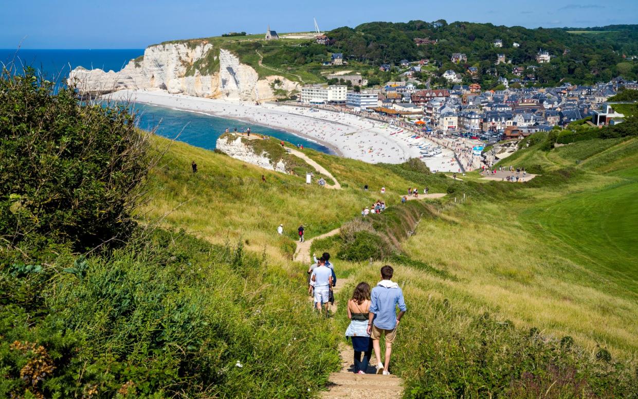 france holiday seaside towns book stay travel abroad french 2022 - Susanne Kremer/www.4cornersimages.com