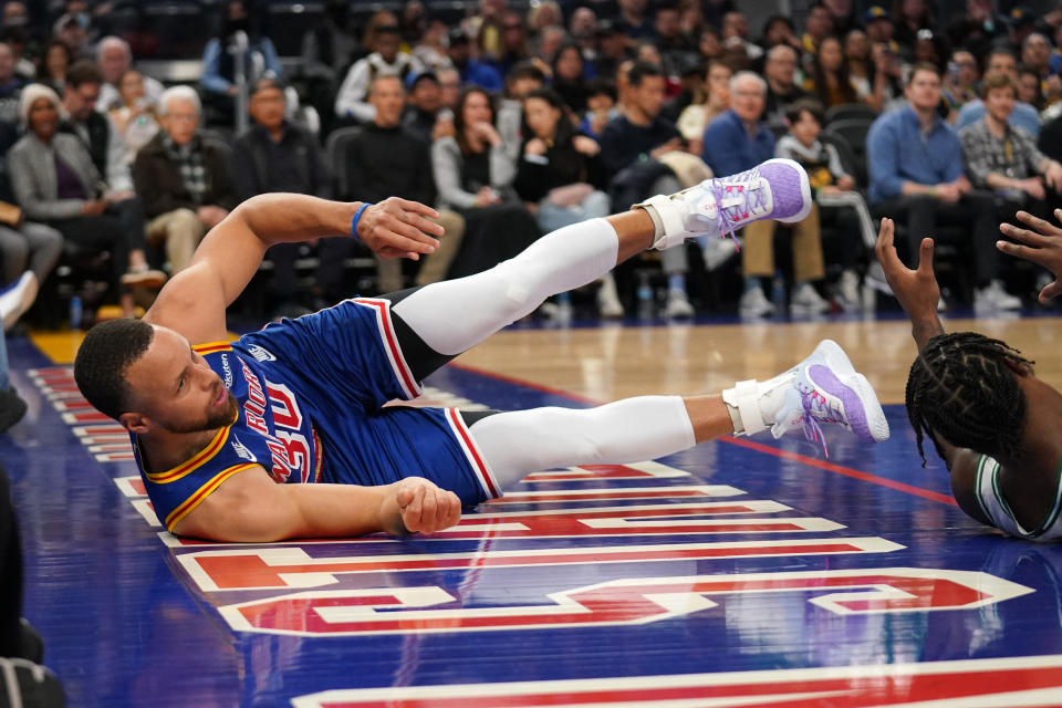 Golden State Warriors guard Stephen Curry is the latest superstar to be sidelined late in the NBA season. (Cary Edmondson/USA Today Sports)