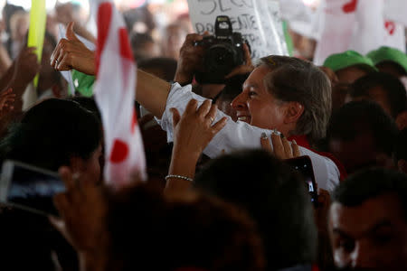 Alfredo del Mazo of Institutional Revolutionary Party (PRI), candidate for governor of the State of Mexico, gives a thumbs up to the audience during his electoral campaign in Ecatepec in State of Mexico, Mexico May 18, 2017. Picture taken on May 18, 2017. REUTERS/Carlos Jasso