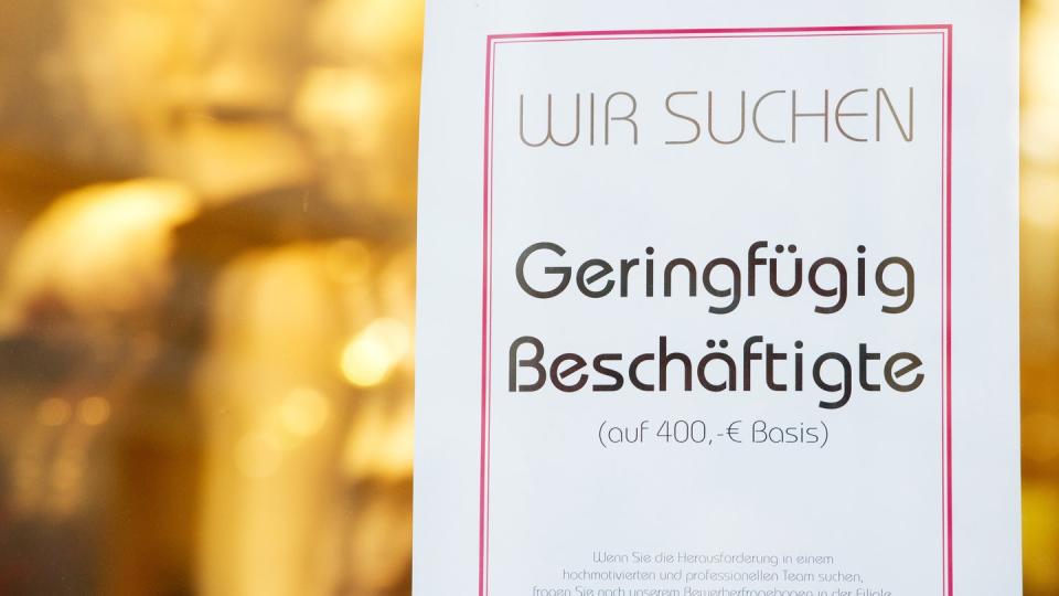 Geringfügig Beschäftigte gesucht: Eine Stellenanzeige für einen Minijob auf 400 Euro Basis klebt im Schaufenster eines Textilgeschäfts.