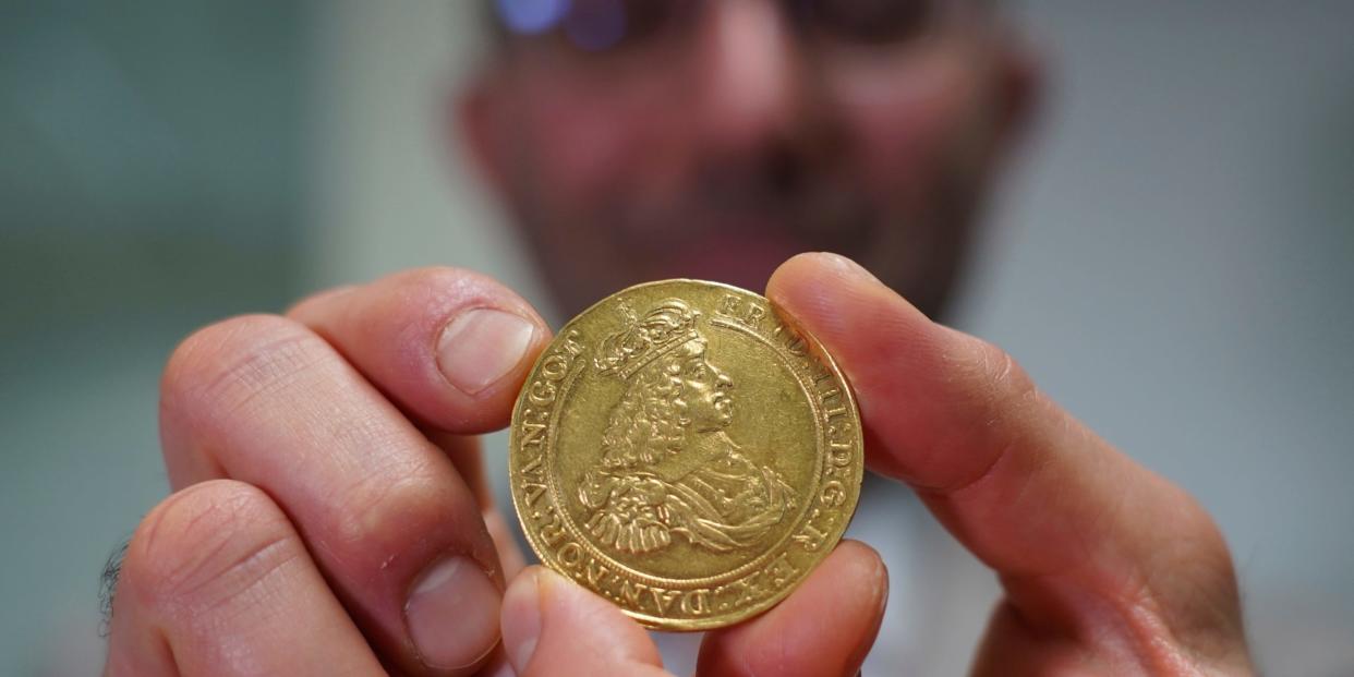 Vicken Yegparian, Vizepräsident für Numismatik, Stack's Bowers Galleries, hält eine Goldmünze aus der Sammlung von L. E. Bruun. - Copyright: James Brooks