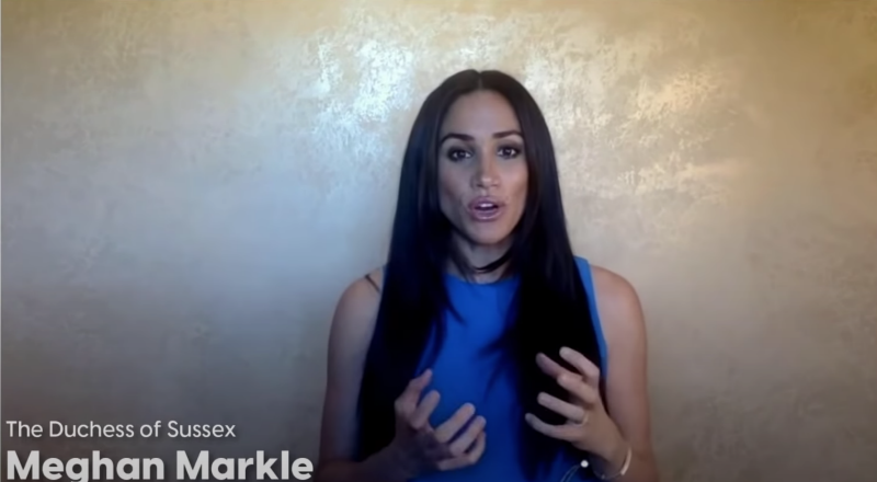 Meghan Markle mit ihrem Monica Vinader Linear Freundschaftsarmband. (YouTube/GirlUp)