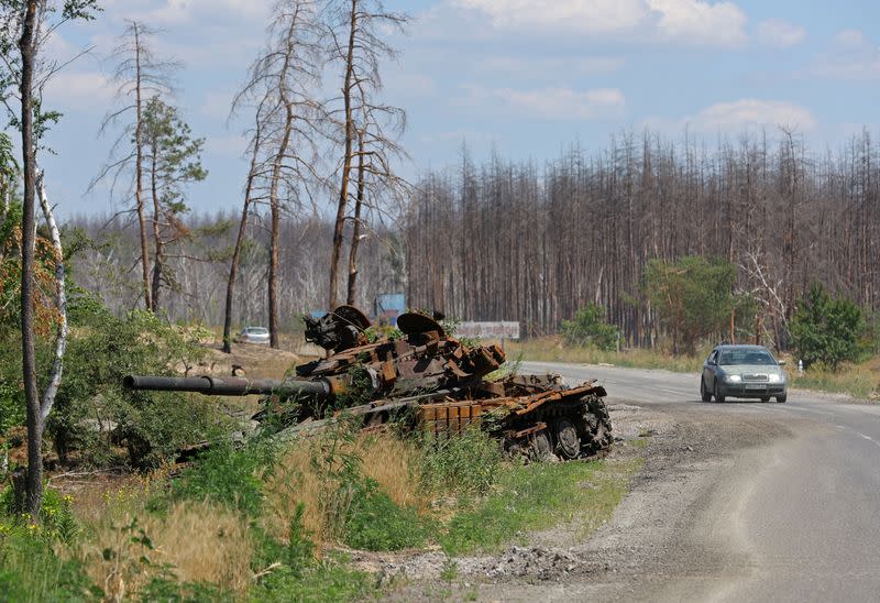 Foto de archivo de un tanque destruido fuera de la ciudad de Sievierodonetsk en la región de Luhansk