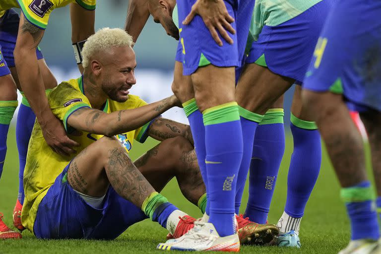 Neymar llora tras la derrota de Brasil ante Croacia por penales en los cuartos de final del Mundial, el viernes 9 de diciembre de 2022, en Rayán, Qatar. (AP Foto/Martin Meissner)