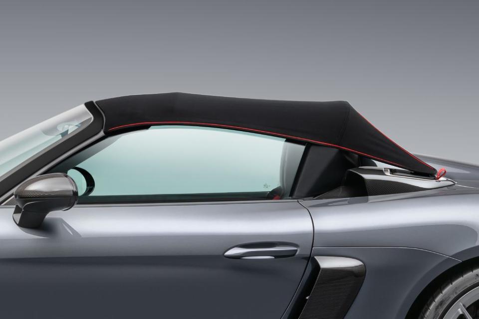 全新 718 Spyder RS 具備輕量化Spyder專屬軟篷車頂，讓車主能盡情享受高轉速自然進氣引擎帶來的敞篷風情。(圖片提供：Porsche Taiwan)