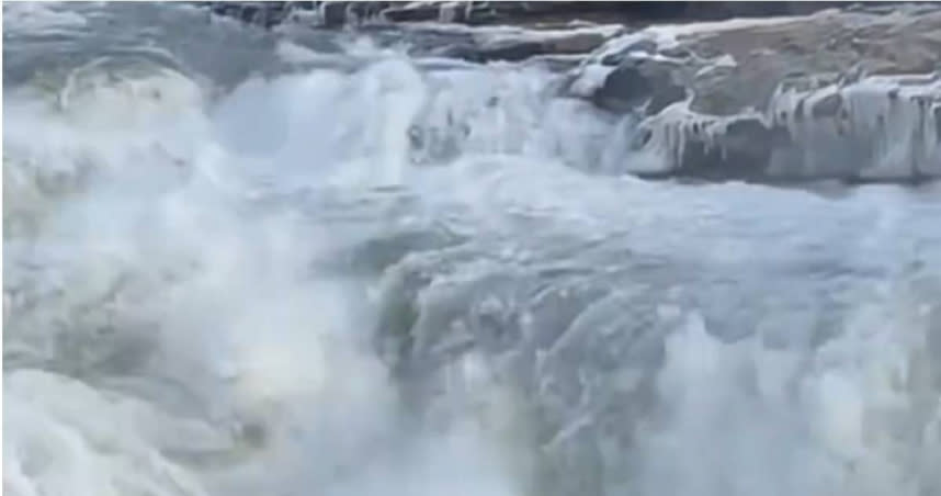 近日有網友在陝西延安黃河壺口瀑布拍到「清流飛瀑」的壯觀景象。（圖／微博）