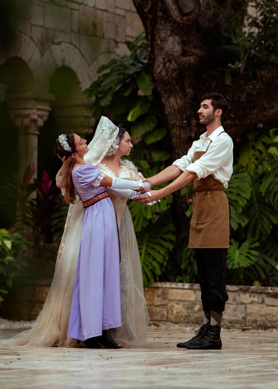 Rae Wilcoxson, Amanda Davis y Austin Duclos en “Havisham!”.