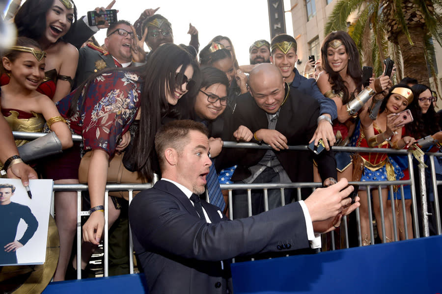 <p>Chris Pine with fans on May 25. (Photo: Alberto E. Rodriguez/Getty Images) </p>