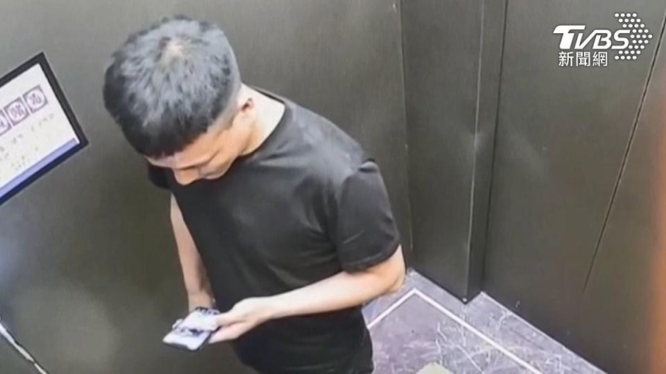 大陸一名男子搭電梯專注滑手機，讓他飽受驚嚇。（圖／達志影像美聯社）