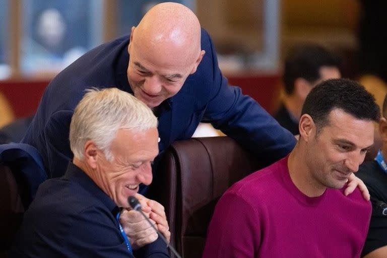 La sonrisa de Lionel Scaloni, sentado junto a Didier Deschamps; los entrenadores finalistas en Qatar 2022 fueron recibidos por Gianni Infantino, presidente de la FIFA.