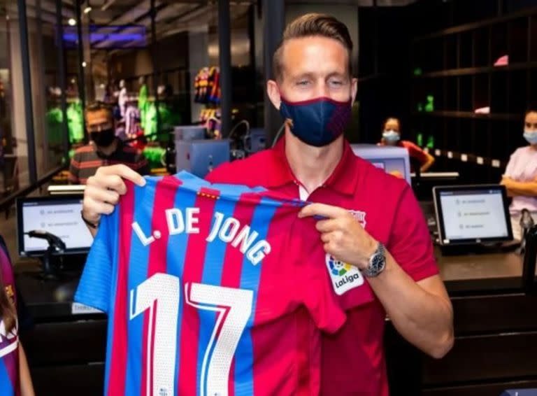 Luuk de Jong, con su nueva camiseta; una apuesta de Ronald Koeman