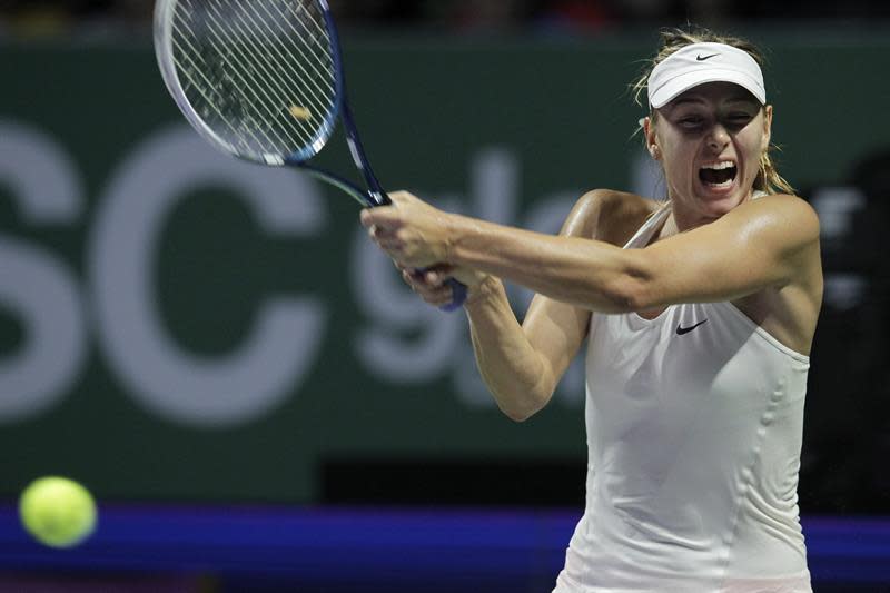 La tenista rusa Maria Sharapova devuelve la bola a la polaca Agnieszka Radwanska durante su partido del Masters femenino de Singapur disputado el 24 de octubre de 2014. EFE/Wallace Woon