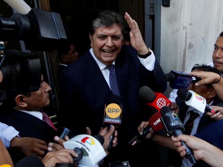 Alan Garcia: Peru's former president shoots himself as police arrest him amid bribery claims