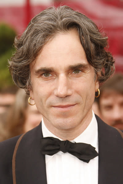 Ein Ohrring? Okay. Zwei? No way! Selbst „His Coolness“ Daniel Day-Lewis sieht mit dem Doppelklunker aus wie Käpt’n Iglo. (Bild: Getty Images)