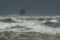 <p>Larger than usual waves come ashore at Crystal Beach as Hurricane Harvey approaches Texas on Friday, Aug. 25, 2017 in Crystal Beach, Texas. (Photo: Guiseppe Barranco/The Beaumont Enterprise via AP) </p>