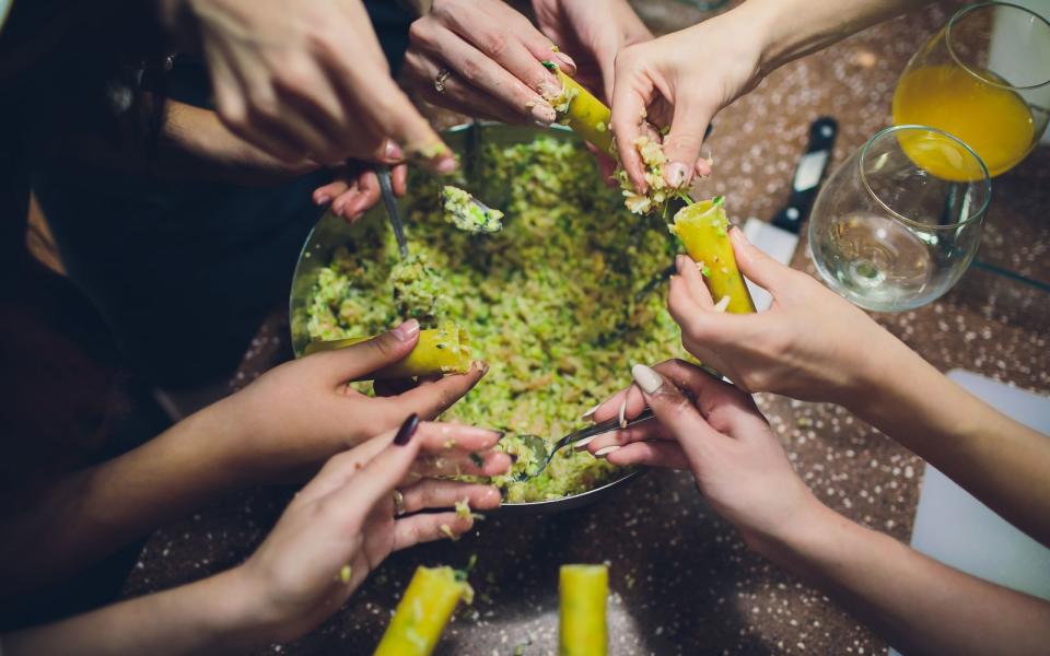 <p>Eine gängige und einfache Methode ist das Befüllen mit den Fingern. Das sieht zwar nicht besonders appetitlich aus, aber funktioniert sehr gut. Sollten Sie vor Zuschauern kochen, können Sie aber natürlich auch einen Spritzbeutel verwenden. (Bild: iStock / Vershinin)</p> 