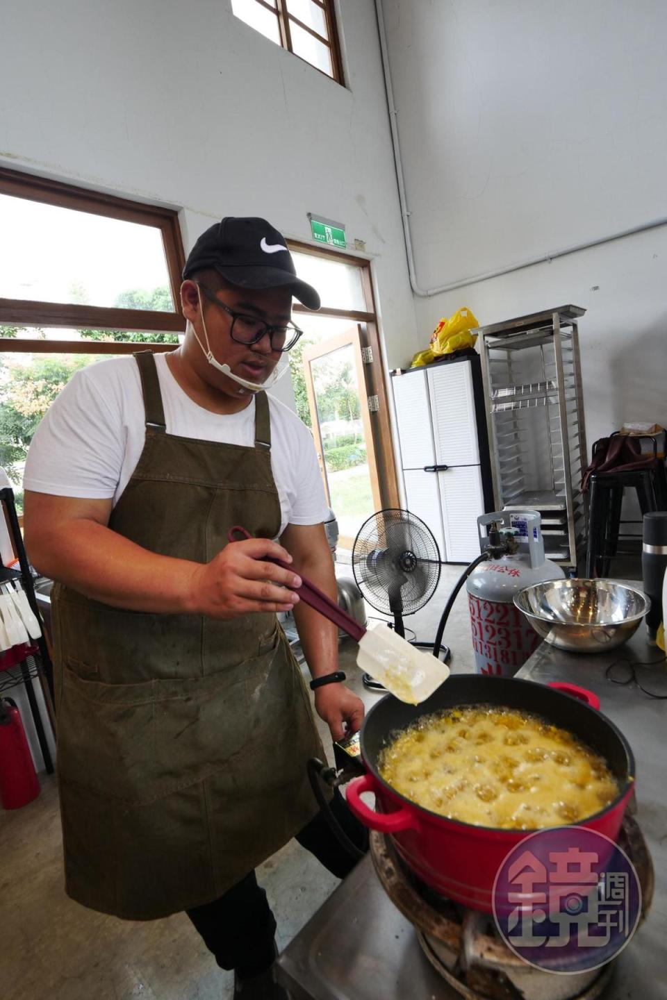 吳南霆在學習過麵包製法後，現在已經成為「一勾堂」的輔導老師了。