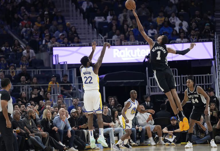 Victor Wembanyama en acción ante Golden State Warriors: el francés impidió el lanzamiento de Andrew Wiggins (Photo by Thearon W. Henderson/Getty Images)